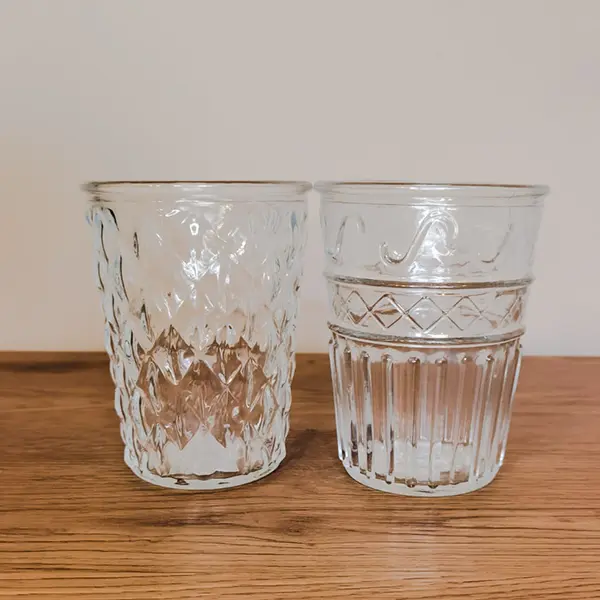 Vase "Stripes & Crosses midi" in klarglas, ist super für kleine bis mittlere Tischsträuße oder auch lockere Vasenfüllungen geeignet. Super kombinierbar mit unserer Vase "Crosses midi" in klarglas oder div. Vintagevasen. Höhe 13cm Breite 10cm