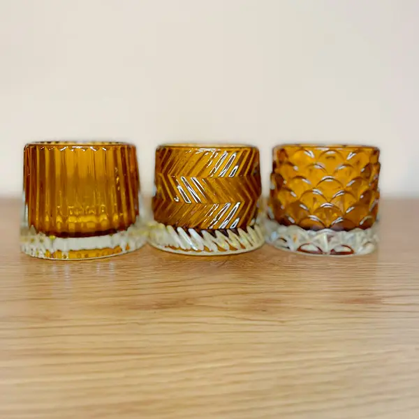 Das Teelichtglas "Cones" in curryfarben macht ein stimmungsvolles Licht und ist gut mit versch. Vasen aus unserem Sortiment kombinierbar. Höhe 7cm Breite 8cm